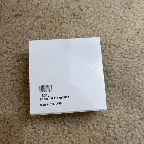 Do The Twist Earrings - Picture 2 of 3